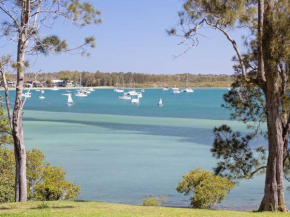 'Corlette Waterfront', 2/44 Danalene Parade - Waterfront Luxury, WIFI, Aircon, Boat Parking